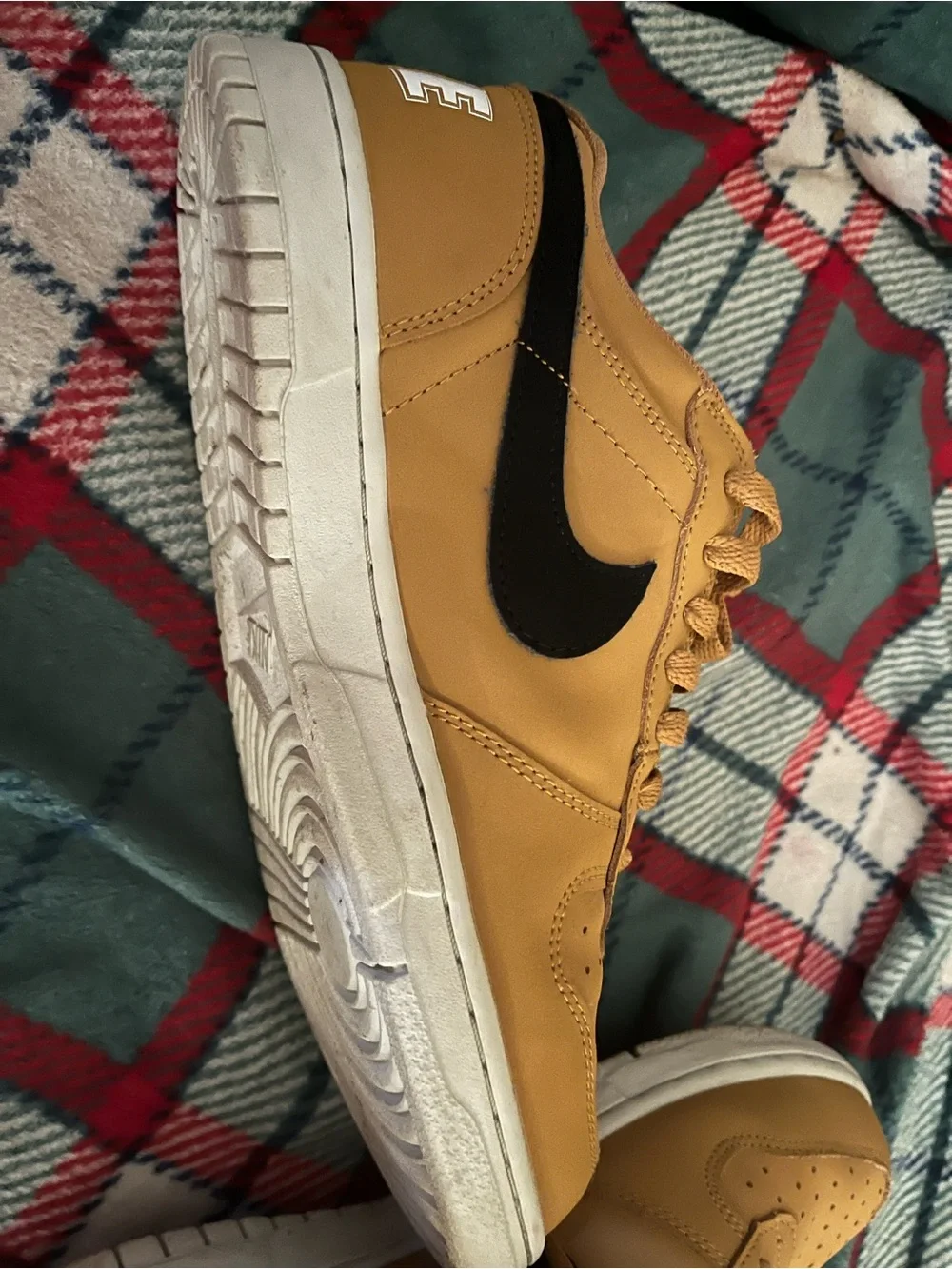 Nike Men’s Low-Top Sneakers in Wheat with Black Swoosh Size 8.5 There like New